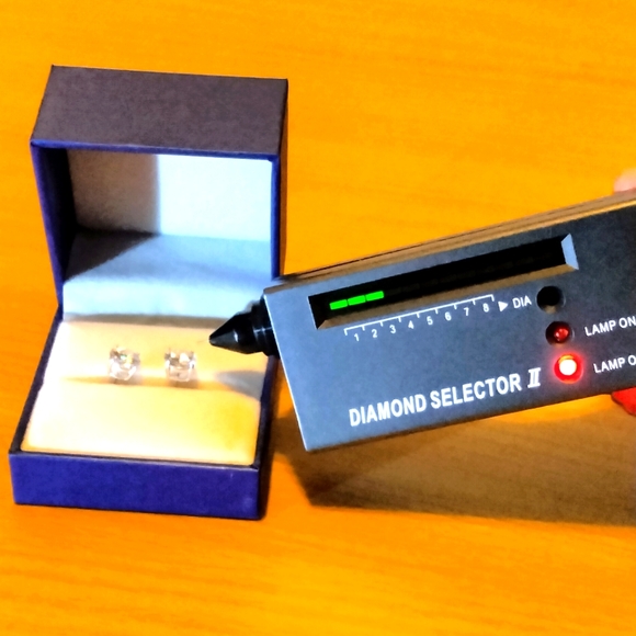 Moissanite diamond stud earring 4kt. - Picture 9 of 12